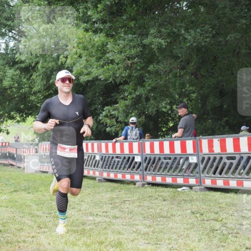 21.06.2025 - 27. Vierlanden-Triathlon KatJ http://msf.ph/oto/7996160 15.06.2025 12:49:02 Ziel 4 meine-sportfotos.de