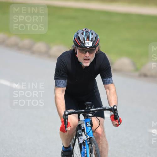 21.06.2025 - 27. Vierlanden-Triathlon H.Heesch http://msf.ph/oto/7996163 15.06.2025 12:07:09 Radfahren 749, 942, 961 meine-sportfotos.de