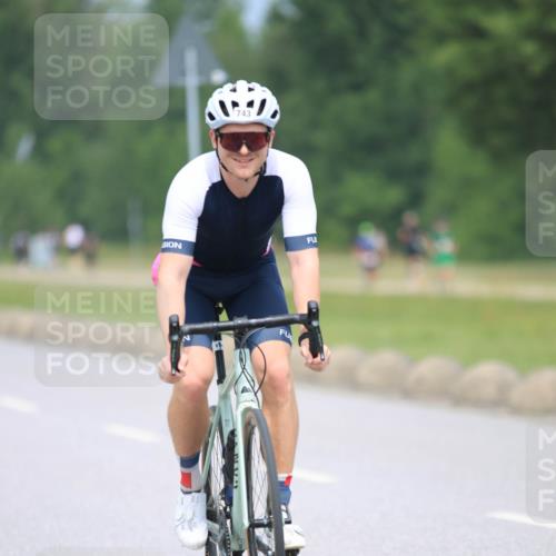 21.06.2025 - 27. Vierlanden-Triathlon H.Heesch http://msf.ph/oto/7996175 15.06.2025 12:19:47 Radfahren 678, 743, 903 meine-sportfotos.de