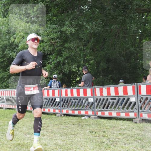 21.06.2025 - 27. Vierlanden-Triathlon KatJ http://msf.ph/oto/7996181 15.06.2025 12:49:02 Ziel 4 meine-sportfotos.de