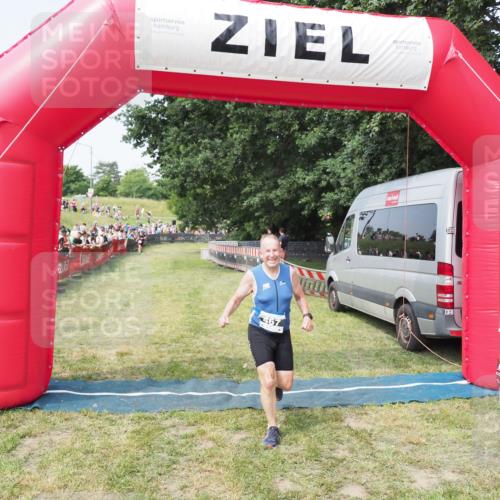 21.06.2025 - 27. Vierlanden-Triathlon MichiJ http://msf.ph/oto/7996189 15.06.2026 11:19:41 Ziel 467 meine-sportfotos.de