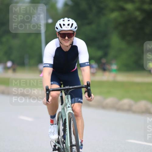 21.06.2025 - 27. Vierlanden-Triathlon H.Heesch http://msf.ph/oto/7996191 15.06.2025 12:19:47 Radfahren 678, 743, 903 meine-sportfotos.de
