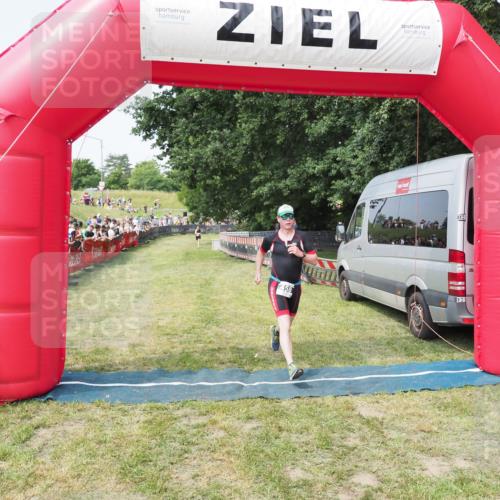 21.06.2025 - 27. Vierlanden-Triathlon MichiJ http://msf.ph/oto/7996253 15.06.2026 11:19:49 Ziel 458 meine-sportfotos.de