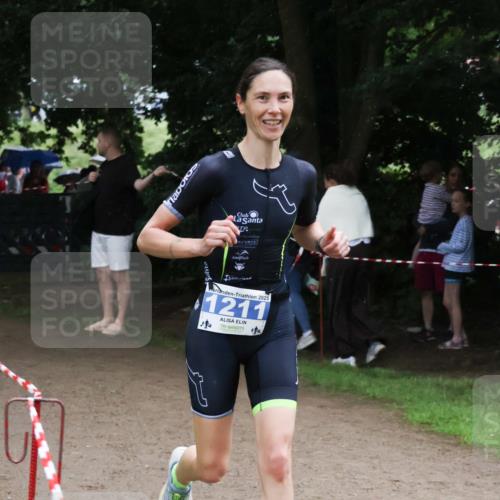 21.06.2025 - 27. Vierlanden-Triathlon Lena Gebhardt http://msf.ph/oto/7996273 15.06.2025 13:53:00 Laufen 2025, 1211 meine-sportfotos.de
