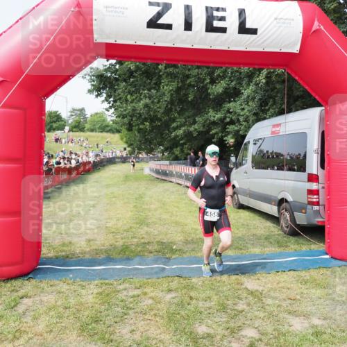 21.06.2025 - 27. Vierlanden-Triathlon MichiJ http://msf.ph/oto/7996279 15.06.2026 11:19:50 Ziel 458 meine-sportfotos.de