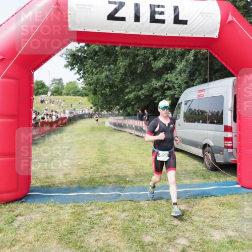 21.06.2025 - 27. Vierlanden-Triathlon MichiJ http://msf.ph/oto/7996293 15.06.2026 11:19:50 Ziel 458 meine-sportfotos.de