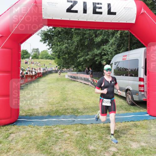 21.06.2025 - 27. Vierlanden-Triathlon MichiJ http://msf.ph/oto/7996309 15.06.2026 11:19:50 Ziel 458 meine-sportfotos.de