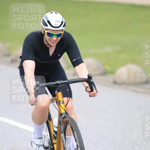 21.06.2025 - 27. Vierlanden-Triathlon H.Heesch http://msf.ph/oto/7996323 15.06.2025 12:20:27 Radfahren 751 meine-sportfotos.de