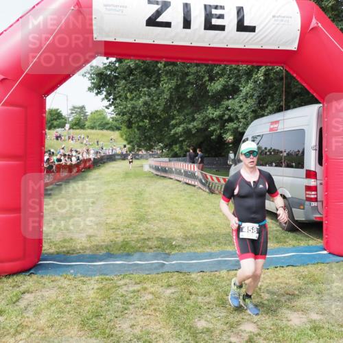21.06.2025 - 27. Vierlanden-Triathlon MichiJ http://msf.ph/oto/7996327 15.06.2026 11:19:50 Ziel 458 meine-sportfotos.de