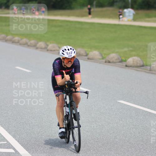 21.06.2025 - 27. Vierlanden-Triathlon H.Heesch http://msf.ph/oto/7996345 15.06.2025 12:07:27 Radfahren 228, 732, 909, 1000, 1001, 1002, 1003 meine-sportfotos.de