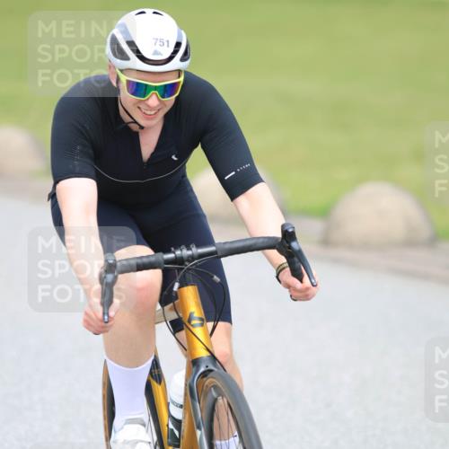21.06.2025 - 27. Vierlanden-Triathlon H.Heesch http://msf.ph/oto/7996357 15.06.2025 12:20:27 Radfahren 751 meine-sportfotos.de