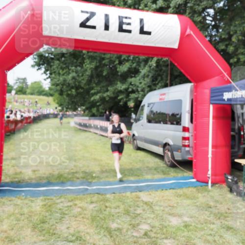 21.06.2025 - 27. Vierlanden-Triathlon MichiJ http://msf.ph/oto/7996364 15.06.2026 11:19:57 Ziel 1399 meine-sportfotos.de