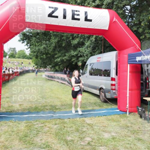 21.06.2025 - 27. Vierlanden-Triathlon MichiJ http://msf.ph/oto/7996394 15.06.2026 11:19:57 Ziel 1399 meine-sportfotos.de