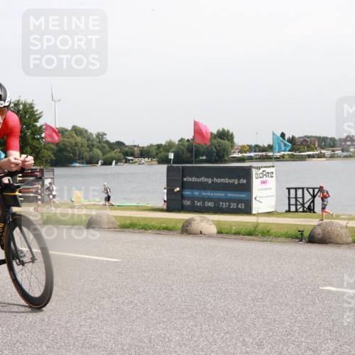 15.06.2025 - 27. Vierlanden-Triathlon H.Heesch http://msf.ph/oto/7996463 15.06.2025 11:30:37 Radfahren 725, 764 meine-sportfotos.de