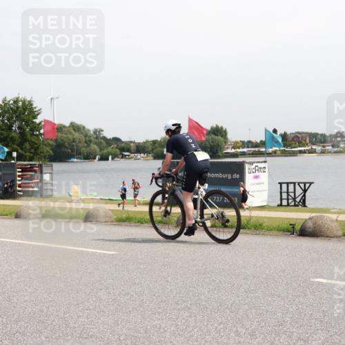 15.06.2025 - 27. Vierlanden-Triathlon H.Heesch http://msf.ph/oto/7996488 15.06.2025 11:30:40 Radfahren 725, 764 meine-sportfotos.de