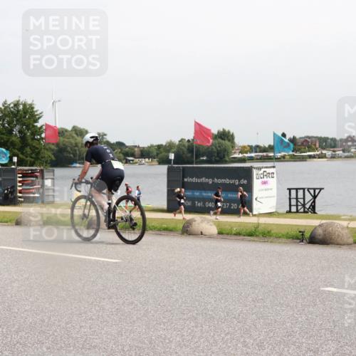 15.06.2025 - 27. Vierlanden-Triathlon H.Heesch http://msf.ph/oto/7996503 15.06.2025 11:30:40 Radfahren 725, 764 meine-sportfotos.de