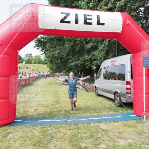 21.06.2025 - 27. Vierlanden-Triathlon MichiJ http://msf.ph/oto/7996506 15.06.2026 11:20:05 Ziel 414 meine-sportfotos.de