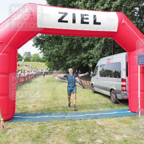 21.06.2025 - 27. Vierlanden-Triathlon MichiJ http://msf.ph/oto/7996522 15.06.2026 11:20:05 Ziel 414 meine-sportfotos.de