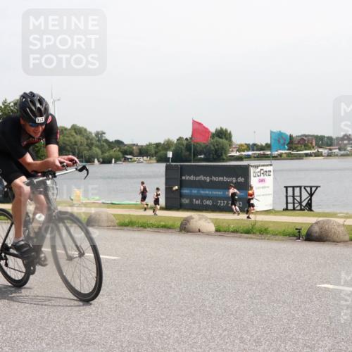 15.06.2025 - 27. Vierlanden-Triathlon H.Heesch http://msf.ph/oto/7996524 15.06.2025 11:30:48 Radfahren 712, 875, 923 meine-sportfotos.de