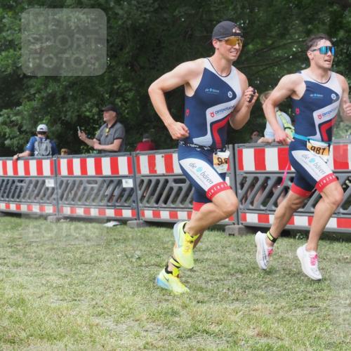 21.06.2025 - 27. Vierlanden-Triathlon KatJ http://msf.ph/oto/7996537 15.06.2025 12:49:17 Ziel 764, 986, 987 meine-sportfotos.de