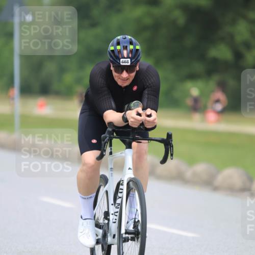 21.06.2025 - 27. Vierlanden-Triathlon H.Heesch http://msf.ph/oto/7996545 15.06.2025 12:14:33 Radfahren 668, 935 meine-sportfotos.de