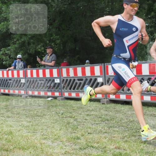 21.06.2025 - 27. Vierlanden-Triathlon KatJ http://msf.ph/oto/7996549 15.06.2025 12:49:17 Ziel 764, 986, 987 meine-sportfotos.de