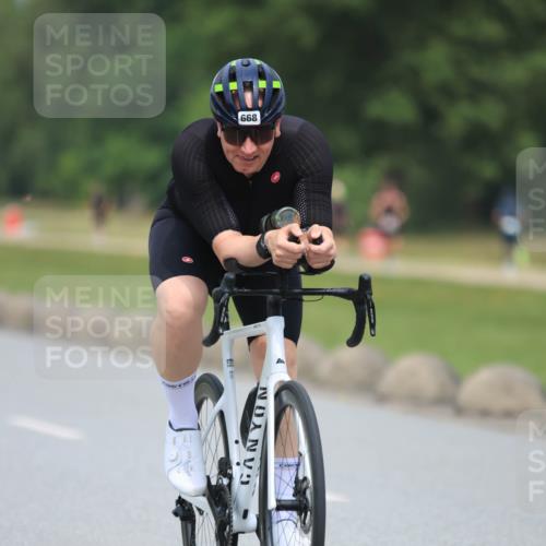 21.06.2025 - 27. Vierlanden-Triathlon H.Heesch http://msf.ph/oto/7996553 15.06.2025 12:14:33 Radfahren 668, 935 meine-sportfotos.de