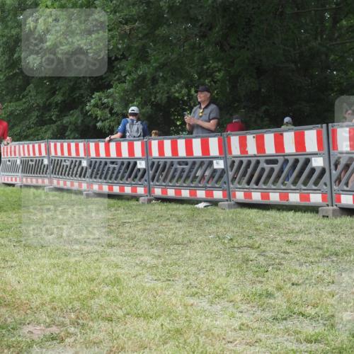 21.06.2025 - 27. Vierlanden-Triathlon KatJ http://msf.ph/oto/7996559 15.06.2025 12:49:17 Ziel 764, 986, 987 meine-sportfotos.de