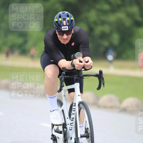 21.06.2025 - 27. Vierlanden-Triathlon H.Heesch http://msf.ph/oto/7996560 15.06.2025 12:14:33 Radfahren 668, 935 meine-sportfotos.de