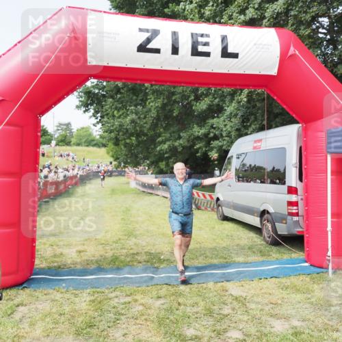 21.06.2025 - 27. Vierlanden-Triathlon MichiJ http://msf.ph/oto/7996568 15.06.2026 11:20:05 Ziel 414 meine-sportfotos.de