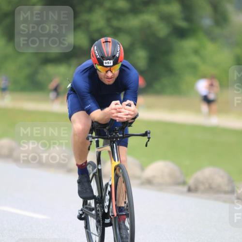 21.06.2025 - 27. Vierlanden-Triathlon H.Heesch http://msf.ph/oto/7996578 15.06.2025 12:14:44 Radfahren 697, 812, 900 meine-sportfotos.de