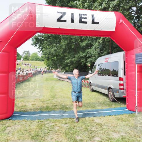 21.06.2025 - 27. Vierlanden-Triathlon MichiJ http://msf.ph/oto/7996582 15.06.2026 11:20:05 Ziel 414 meine-sportfotos.de