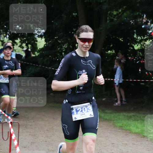 21.06.2025 - 27. Vierlanden-Triathlon Lena Gebhardt http://msf.ph/oto/7996586 15.06.2025 13:53:20 Laufen 1209, 202, 1203, 4 meine-sportfotos.de