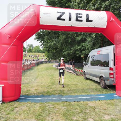 21.06.2025 - 27. Vierlanden-Triathlon MichiJ http://msf.ph/oto/7996660 15.06.2026 11:20:14 Ziel 827 meine-sportfotos.de