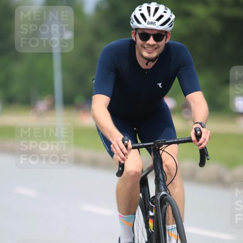21.06.2025 - 27. Vierlanden-Triathlon H.Heesch http://msf.ph/oto/7996672 15.06.2025 12:14:56 Radfahren 207, 686, 868, 1039, 1040, 1042, 1043 meine-sportfotos.de