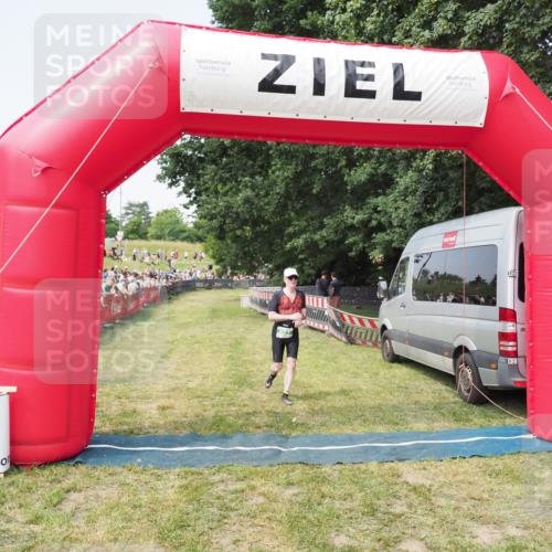 21.06.2025 - 27. Vierlanden-Triathlon MichiJ http://msf.ph/oto/7996674 15.06.2026 11:20:14 Ziel 827 meine-sportfotos.de