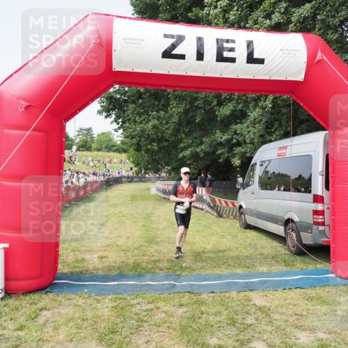 21.06.2025 - 27. Vierlanden-Triathlon MichiJ http://msf.ph/oto/7996693 15.06.2026 11:20:14 Ziel 827 meine-sportfotos.de