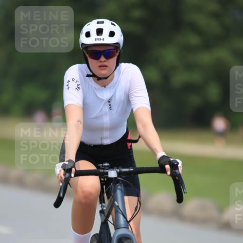 21.06.2025 - 27. Vierlanden-Triathlon H.Heesch http://msf.ph/oto/7996705 15.06.2025 12:22:30 Radfahren 883, 884 meine-sportfotos.de