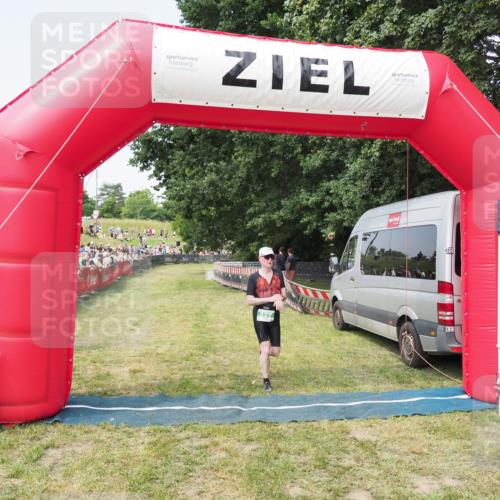 21.06.2025 - 27. Vierlanden-Triathlon MichiJ http://msf.ph/oto/7996725 15.06.2026 11:20:14 Ziel 827 meine-sportfotos.de
