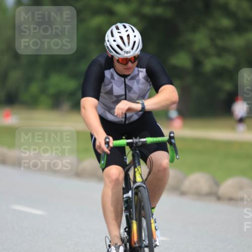 21.06.2025 - 27. Vierlanden-Triathlon H.Heesch http://msf.ph/oto/7996733 15.06.2025 12:22:39 Radfahren 657, 701, 886, 894 meine-sportfotos.de