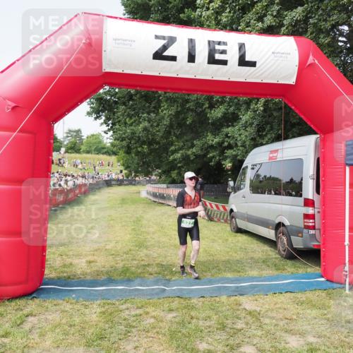 21.06.2025 - 27. Vierlanden-Triathlon MichiJ http://msf.ph/oto/7996741 15.06.2026 11:20:14 Ziel 827 meine-sportfotos.de