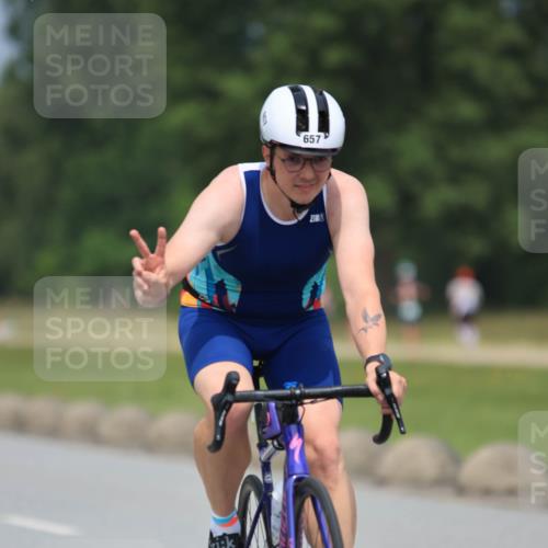 21.06.2025 - 27. Vierlanden-Triathlon H.Heesch http://msf.ph/oto/7996750 15.06.2025 12:22:41 Radfahren 657, 701, 886, 894 meine-sportfotos.de