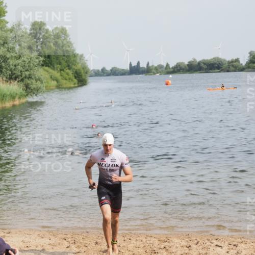 21.06.2025 - 27. Vierlanden-Triathlon MichiJ http://msf.ph/oto/7996772 15.06.2026 09:57:56 Schwimmen 291, 330, 347 meine-sportfotos.de