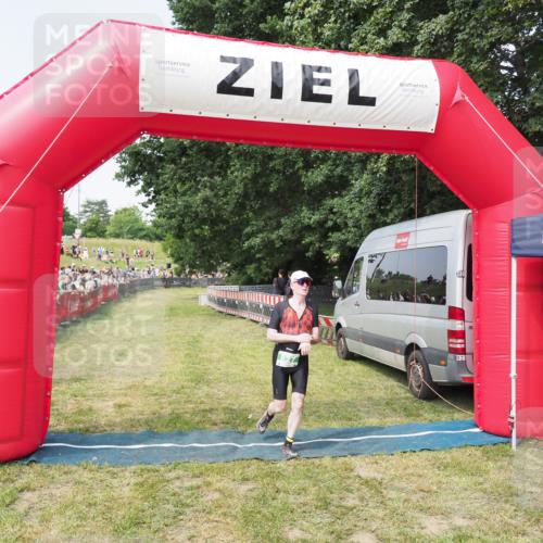 21.06.2025 - 27. Vierlanden-Triathlon MichiJ http://msf.ph/oto/7996780 15.06.2026 11:20:15 Ziel 827 meine-sportfotos.de