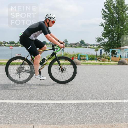 21.06.2025 - 27. Vierlanden-Triathlon H.Heesch http://msf.ph/oto/7996783 15.06.2025 12:22:42 Radfahren 657, 701 meine-sportfotos.de