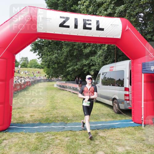21.06.2025 - 27. Vierlanden-Triathlon MichiJ http://msf.ph/oto/7996801 15.06.2026 11:20:15 Ziel 827 meine-sportfotos.de