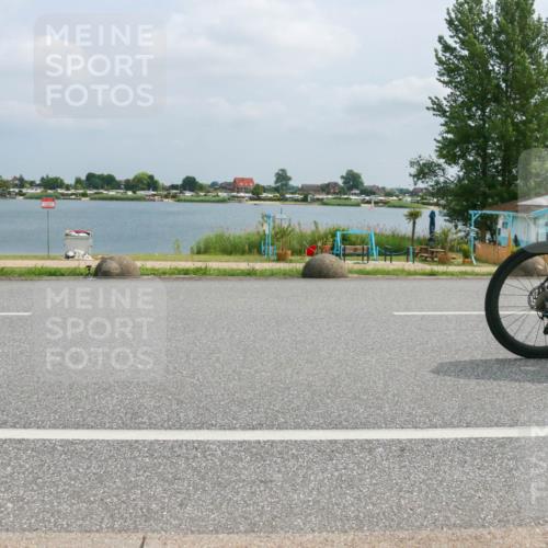 21.06.2025 - 27. Vierlanden-Triathlon H.Heesch http://msf.ph/oto/7996802 15.06.2025 12:22:43 Radfahren 657, 701 meine-sportfotos.de