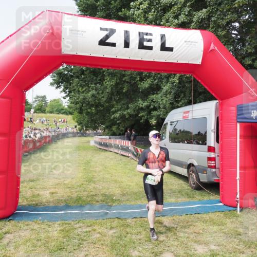 21.06.2025 - 27. Vierlanden-Triathlon MichiJ http://msf.ph/oto/7996813 15.06.2026 11:20:15 Ziel 827 meine-sportfotos.de