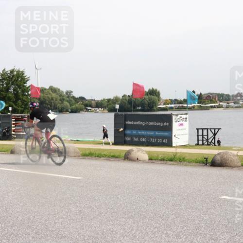 15.06.2025 - 27. Vierlanden-Triathlon H.Heesch http://msf.ph/oto/7996816 15.06.2025 11:31:13 Radfahren 713, 812, 895, 917, 924, 941, 1400 meine-sportfotos.de