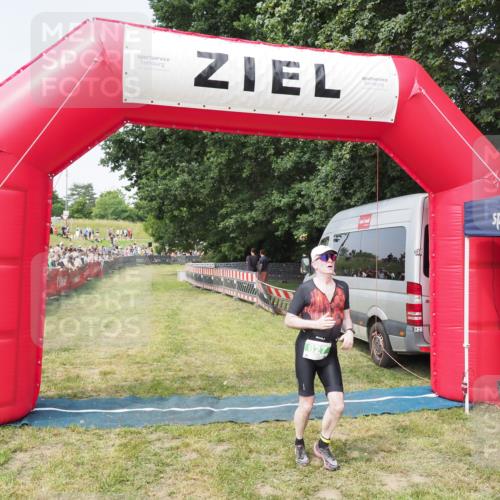21.06.2025 - 27. Vierlanden-Triathlon MichiJ http://msf.ph/oto/7996828 15.06.2026 11:20:15 Ziel 827 meine-sportfotos.de